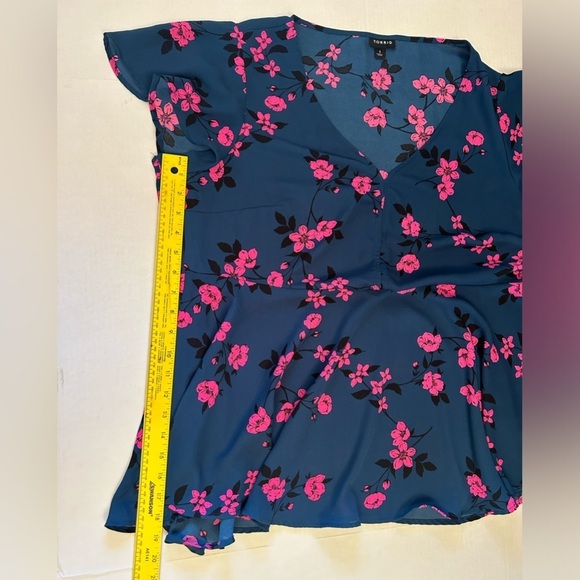 Torrid Vibrant Floral print V-Neck blouse top Sz-1. D10 - Picture 7 of 8